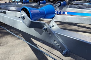 Ķīļa ruļļu kronšteins ar asi un skrūvēm (paredzēts 206×98 rullīšiem) BREN-600BP